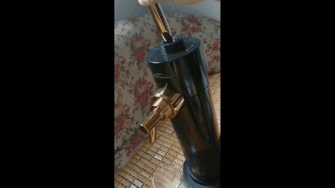 在机头标志有"出酒"与"出沫"的图形标志,推杆推向出酒方向即可出液体